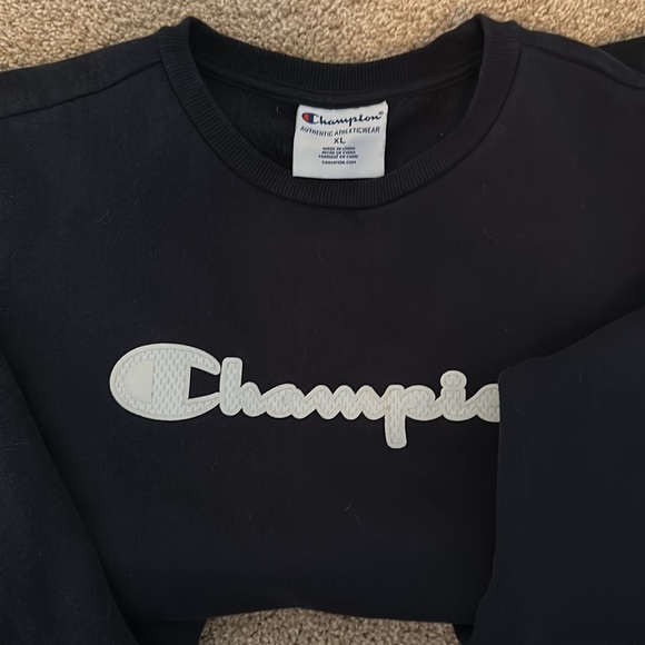 Champion sweatshirt like new size youth XL equivalent to an adult small. - Picture 3 of 3